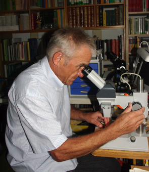 Helmut Grünert am Mikroskop